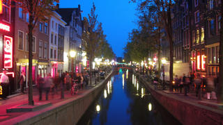 Stadtansicht von Amsterdam, hier abendliche Aufnahme einer Gracht im Rotlichtviertel der Stadt, aufgenommen am 28.04.2011. Foto: Soeren Stache | Verwendung weltweit