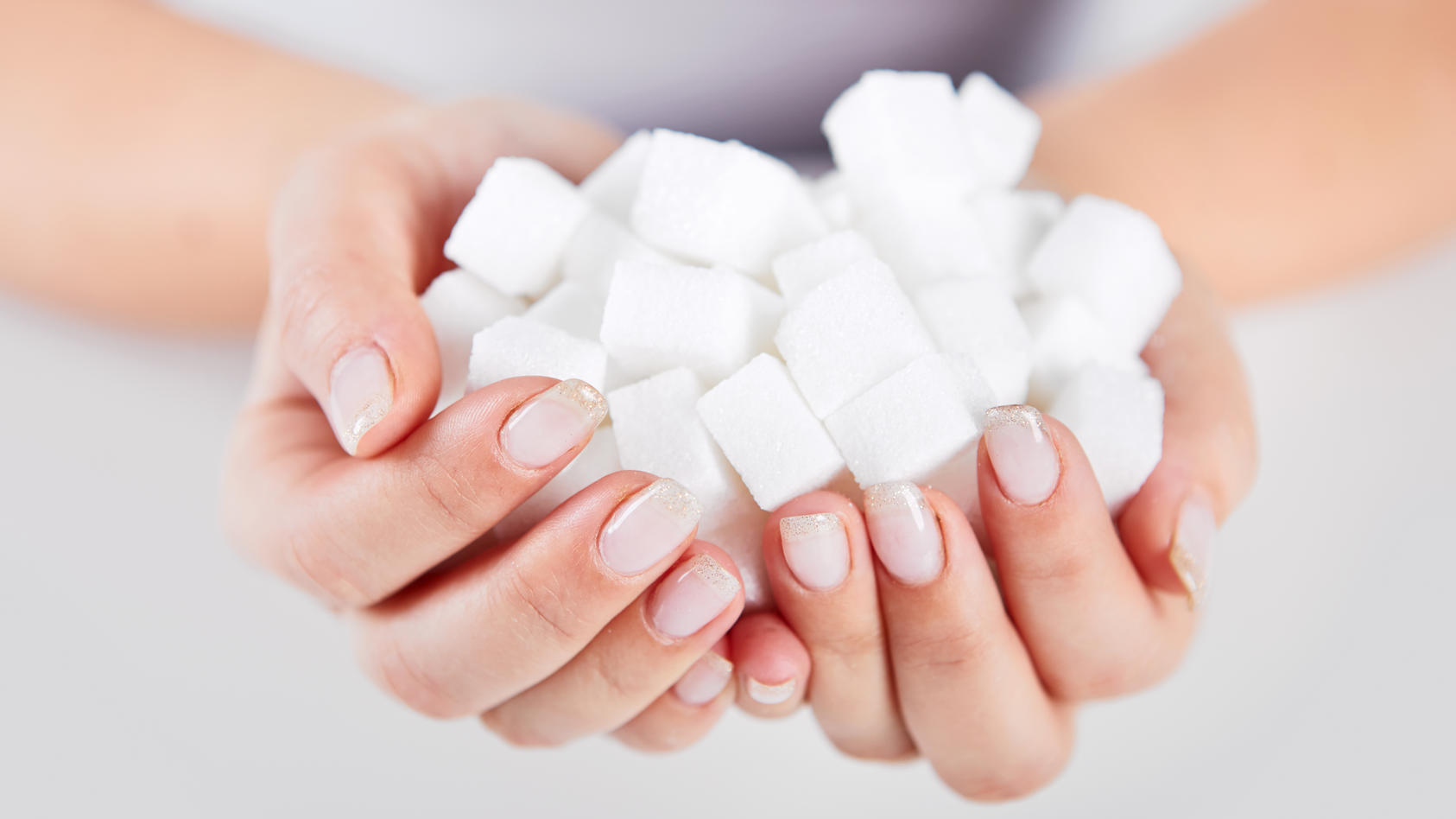 Auf Zucker im Alltag ganz verzichten? Gar nicht so leicht! Doch mit ein paar Tipps können wir unsere tägliche Zuckerzufuhr auf jeden Fall deutlich verringern!