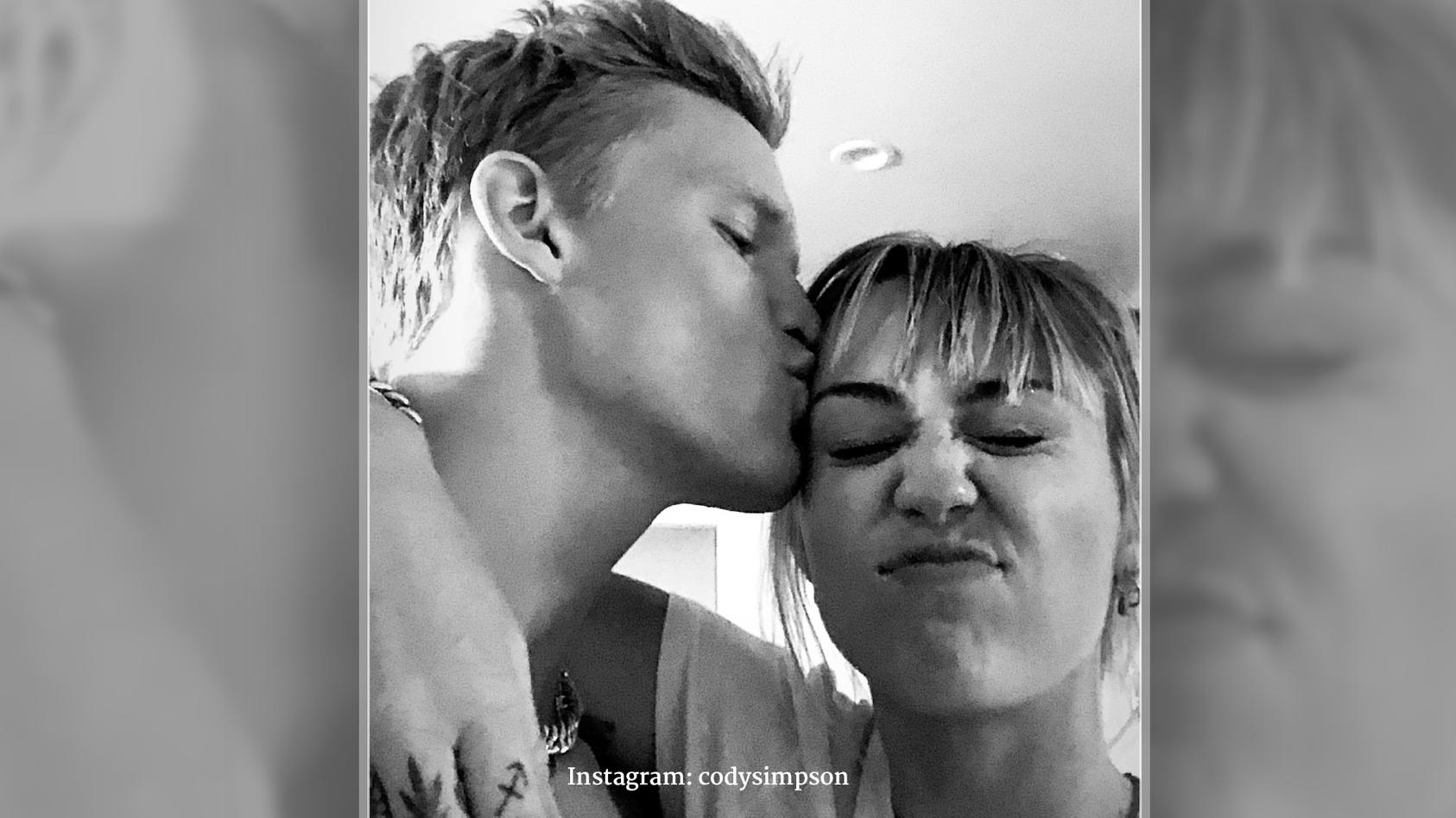 Cody Simpson küsst Miley Cyrus.