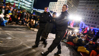 07.10.2019, Berlin: Polizisten tragen eine Aktivistin der Klimabewegung «Extinction Rebellion» beim Auftakt ihrer Aktionswoche «Berlin blockieren» von einer Sitzblockade auf dem Potsdamer Platz. Foto: Christophe Gateau/dpa +++ dpa-Bildfunk +++