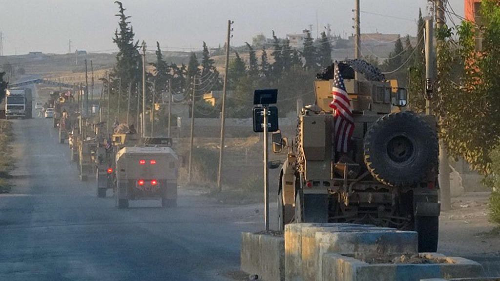 HANDOUT - 07.10.2019, Syrien, ---: Dieses von der Hawar News Agency (ANHA) bereitgestellte Bild zeigt US-Militärfahrzeuge, die eine Hauptstraße im Nordosten Syriens entlang fahren. Die Türkei steht laut den USA kurz davor, in Nordsyrien einzurücken. 
