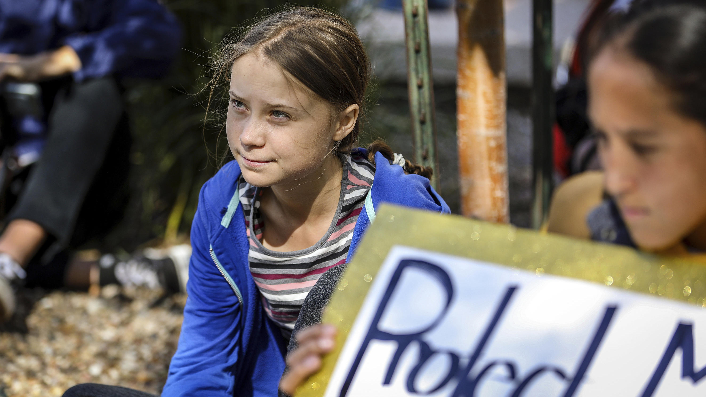07.10.2019, USA, Rapid City: Greta Thunberg, Klimaaktivistin und Schülerin aus Schweden, sitzt mit Teilnehmern am Rande einer Demonstration. Foto: Adam Fondren/Rapid City Journal/AP/dpa +++ dpa-Bildfunk +++