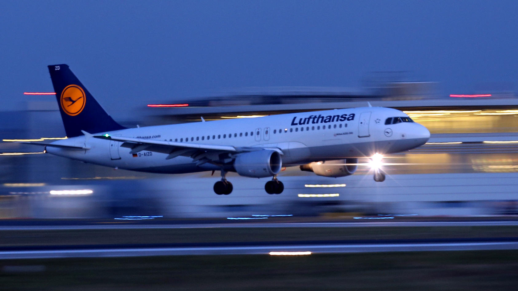 Ein Lufthansa-Flugzeug beim Landeanflug am Flughafen Düsseldorf. (04.02.2014)