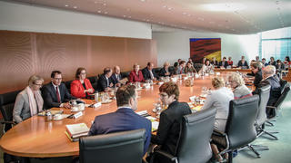 09.10.2019, Berlin: Bundeskanzlerin Angela Merkel (CDU), eröffnet die Sitzung des Bundeskabinetts im Kanzleramt. Foto: Michael Kappeler/dpa +++ dpa-Bildfunk +++