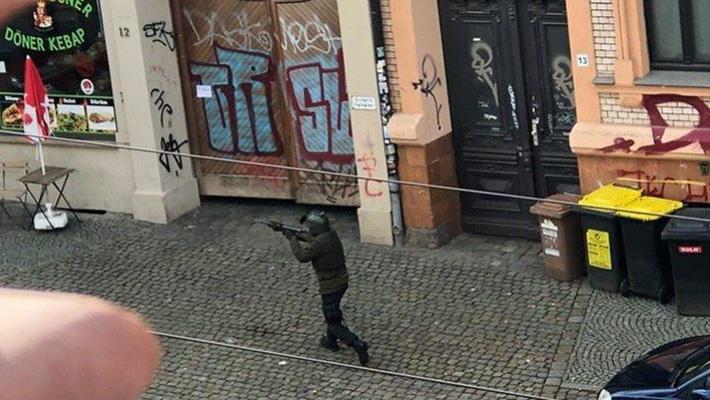 Schüsse in Halle: Bewaffneter mit gezogener Waffe auf der Straße vor dem Dönerladen