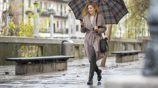 Frau mit Regenschirm im Herbst