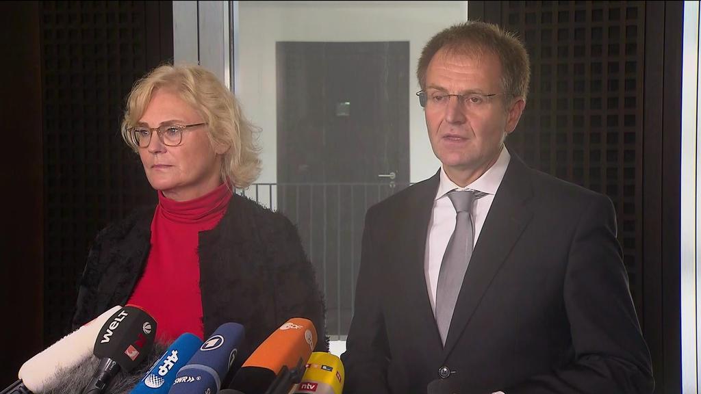 Pressekonferenz zum Terror in Halle: Bundesjustizministerin Christine Lambrecht und Generalbundesanwalt Peter Frank