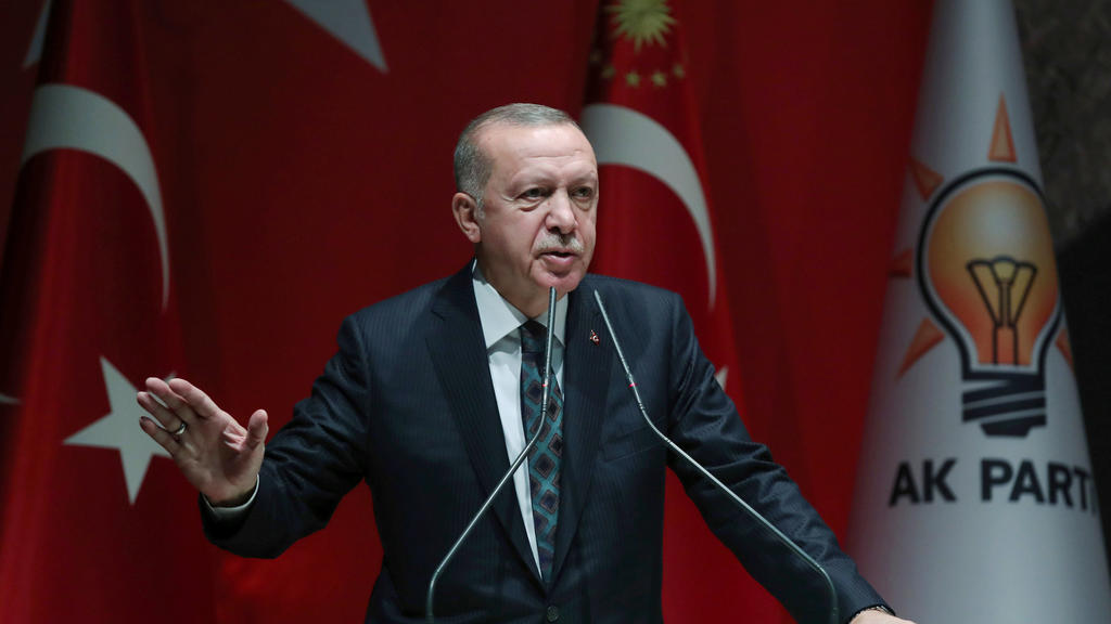 Recep Tayyip Erdogan, Präsident der Türkei, spricht mit Vertretern seiner Regierungspartei AKP. Erdogan sagte seiner Regierungspartei, das türkische Militär habe bei seinem Einsatz gegen kurdische Milizen in Nordsyrien bis
