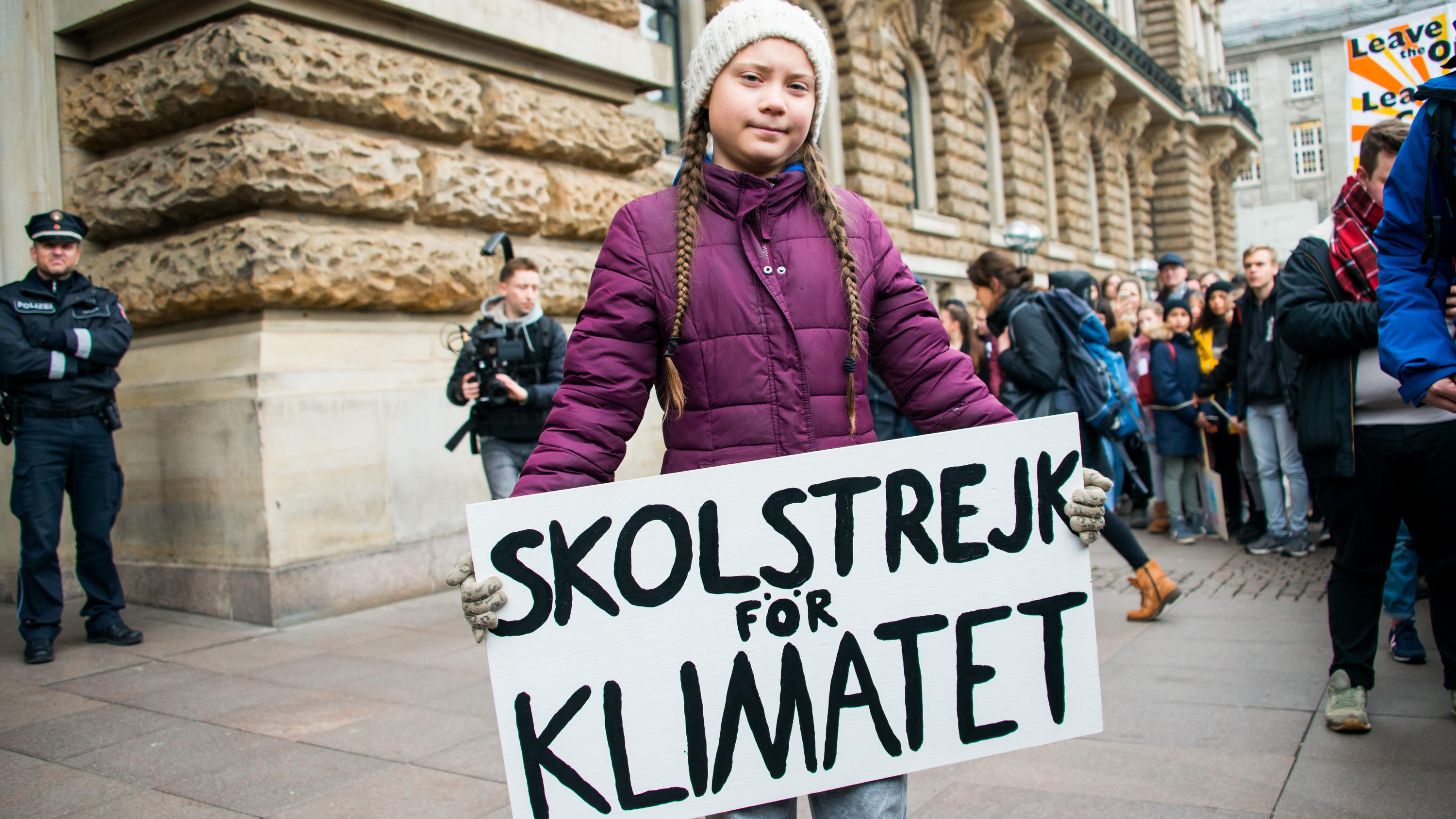 ARCHIV - 01.03.2019, Hamburg: Greta Thunberg, Klimaaktivistin, steht mit einem Transparent vor einer Kundgebung auf dem Rathausmarkt vor dem Rathaus. In Oslo wird am Freitag (04. Oktober) der Name des diesjährigen Friedensnobelpreisträgers enthüllt. 