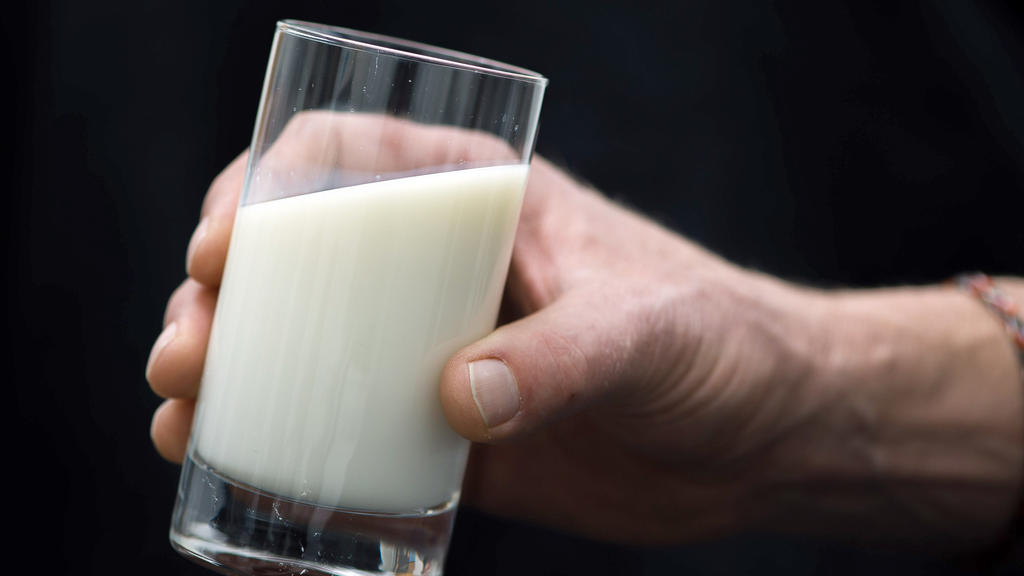 ARCHIV - 18.02.2016, Hamburg: ILLUSTRATION - Ein Mann hält ein Glas Milch in der Hand. Wegen möglicher Durchfallerkrankungen nehmen das Deutsche Milchkontor (DMK), die nach eigenen Angaben größte deutsche Molkereigenossenschaft, und das Unternehmen F