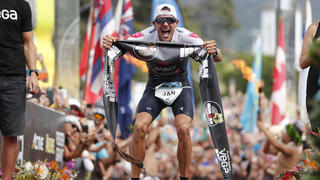 13.10.2019, USA, Kailua-Kona: Triathlon: Ironman-WM auf Hawaii. Jan Frodeno aus Deutschland reagiert nach dem Triathlon-Sieg. Foto: Marco Garcia/AP/dpa +++ dpa-Bildfunk +++