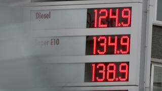 16.09.2019, Nordrhein-Westfalen, Köln: Die Preise für Kraftstoffe werden an einer Tankstelle angezeigt. Nach den Drohnenangriffen auf die größte Ölraffinerie in Saudi-Arabien sind die Ölpreise deutlich gestiegen, auch wenn sich dies noch nicht auf die Benzinpreise an den Tankstellen durchgeschlagen hat. Foto: Oliver Berg/dpa +++ dpa-Bildfunk +++