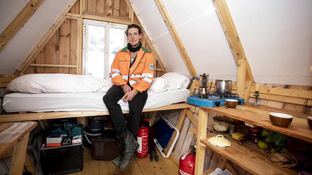 Jakob Wirth (27) in seiner Holzhütte auf den Dächern Berlins: Das "Penthaus à la Parasit" muss sich schnell auf- und wieder abbauen lassen.