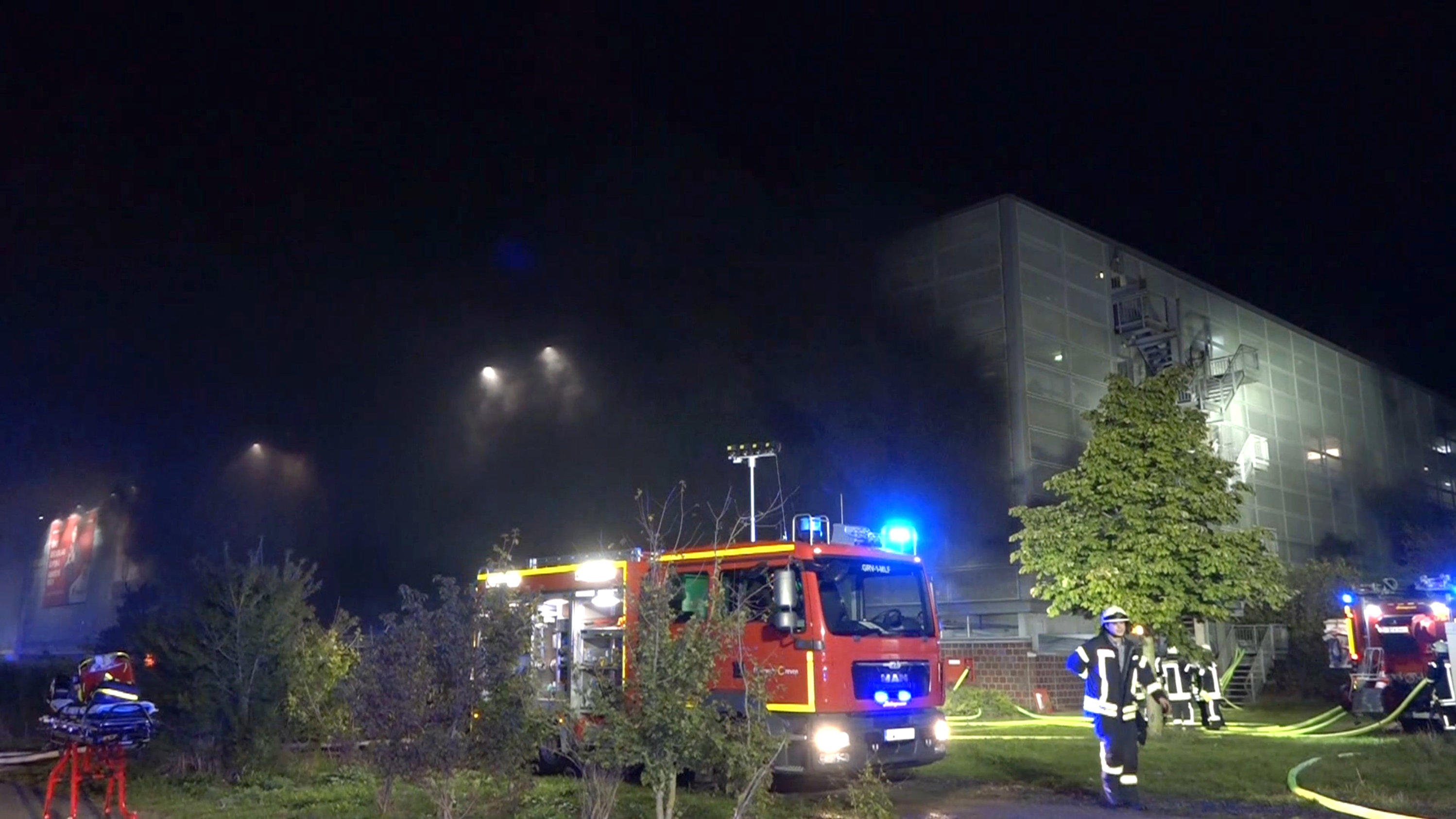 14.10.2019, Münster/Osnabrück: Die Feuerwehr löscht einen Großbrand in dem Parkhaus am Flughafen Münster / Osnabrück. Laut eines Sprechers der Feuerwehr sind zwischen 40 und 50 Autos in Brand geraten. Verletze gebe es bisher keine. Foto: Nord-West-Me