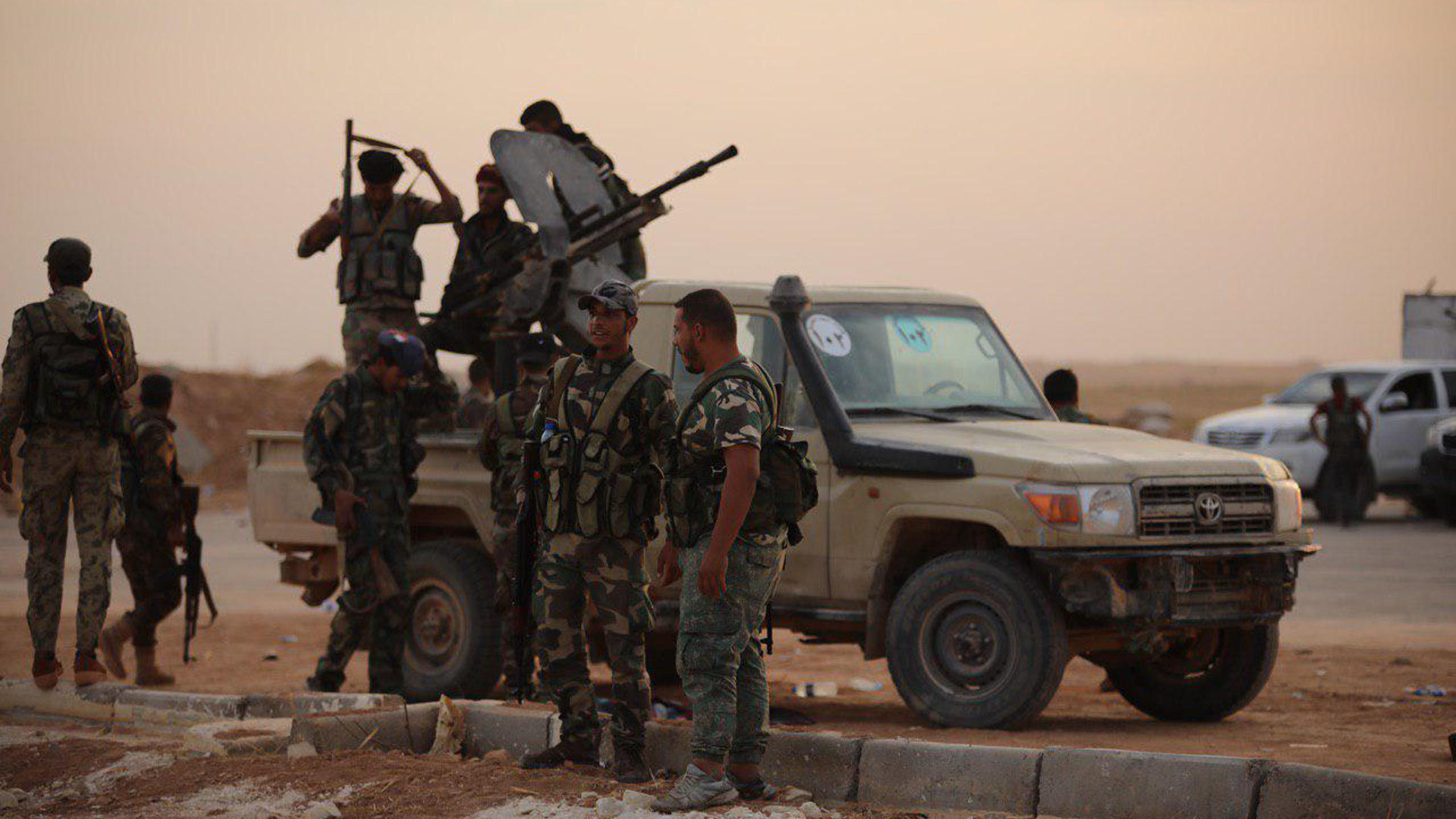 HANDOUT - 14.10.2019, Syrien, Ain Issa: Ein von der syrischen arabischen Nachrichtenagentur (SANA) zur Verfügung gestelltes Bild zeigt, dass syrische Regierungstruppen in den Luftwaffenstützpunkt Al-Tabqa südlich der syrischen Al-Rakka-Region einrück