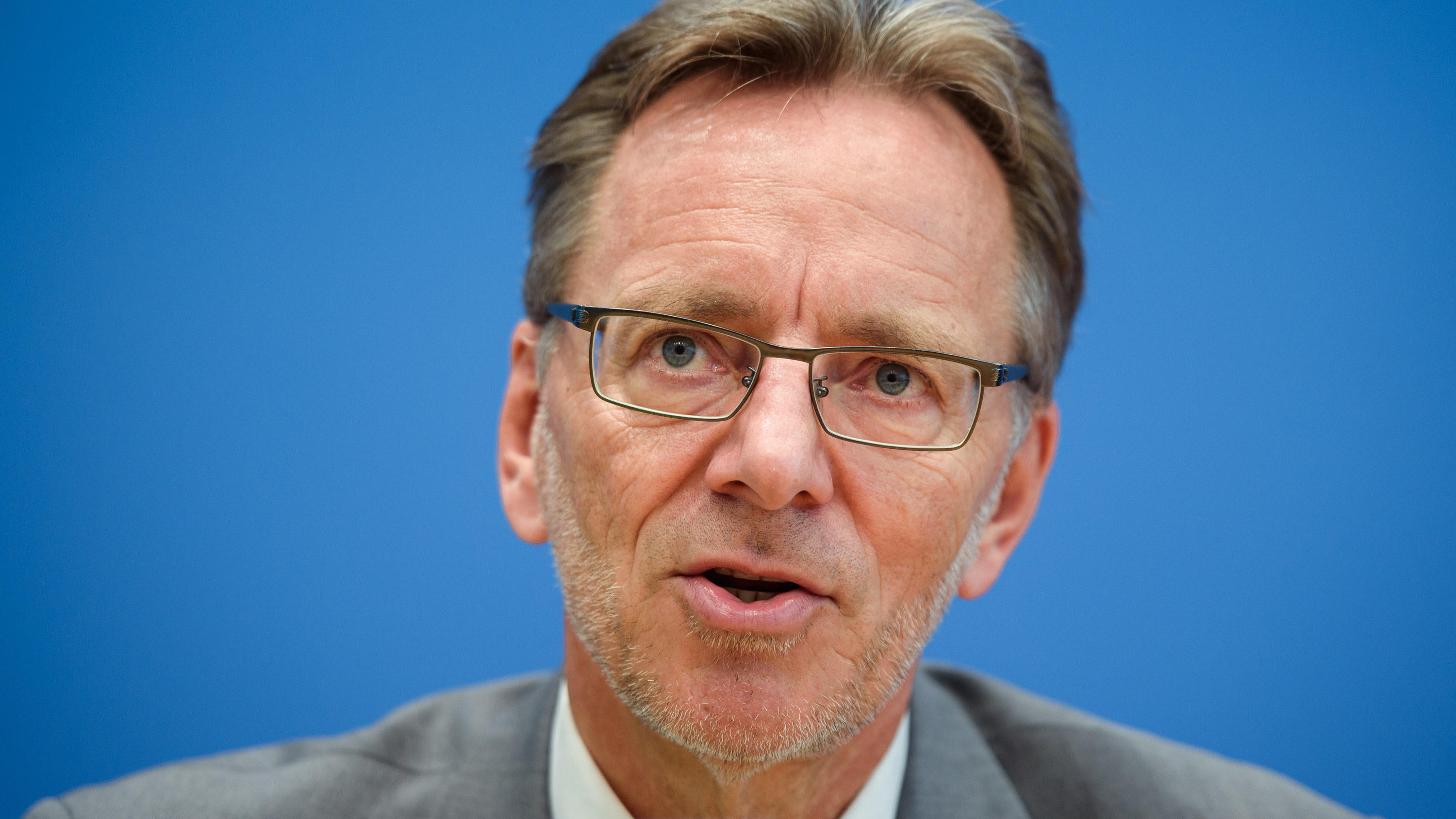 ARCHIV - 24.09.2019, Berlin: Holger Münch, Präsident des Bundeskriminalamtes, spricht während der Vorstellung des Bundeslagebildes 2018 zur organisierten Kriminalität in der Bundespressekonferenz. Die Bundesbehörden wollen rechte Hetzer und Extremist