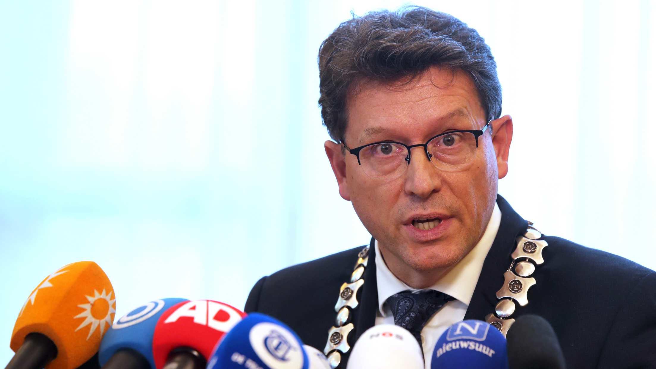 15.10.2019, Niederlande, Zuidwolde: Roger de Groot, Bürgermeister der Gemeinde De Wolden, spricht während einer Pressekonferenz über die im Keller eines Bauernhofes in Ruinerwold gefundene Famile. Total isoliert von der Außenwelt haben ein Mann und s