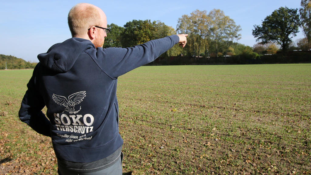 15.10.2019, Niedersachsen, Mienenbüttel: Friedrich Mülln, Vorstand und Gründer der Soko Tierschutz, zeigt auf das LPT-Labor in Mienenbüttel. Nach Hinweisen auf schwere Tierschutzverstöße nehmen die niedersächsischen Behörden ein Tierversuchslabor in