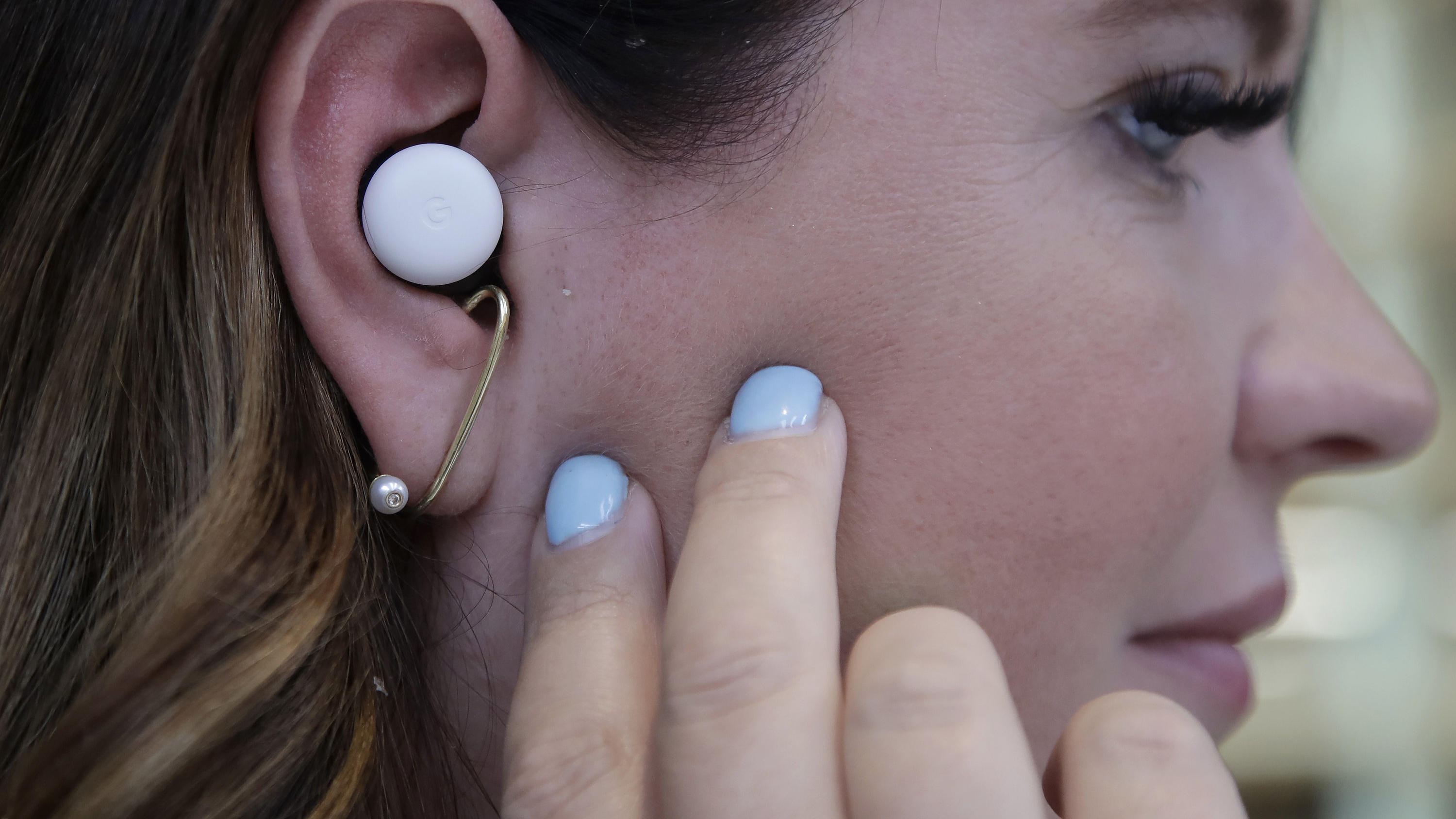 24.09.2019, USA, Mountain View: Isabelle Olsson, Industriedesignerin bei Google, trägt die neuen Ohrhörer. Auf einer Veranstaltung in New York präsentierte Google neuartige drahtlose Ohrhörer («Pixel Buds»), die im kommenden Jahr gegen die Airpods vo