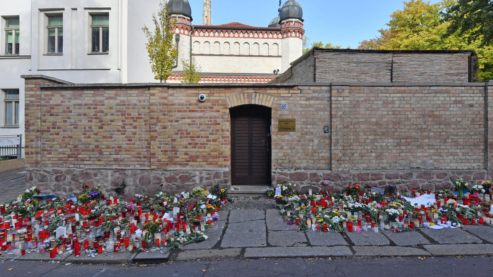 Synagoge in Halle: Die Tür soll aus der Fassade genommen und als Gedenkstätte neu aufgestellt werden.