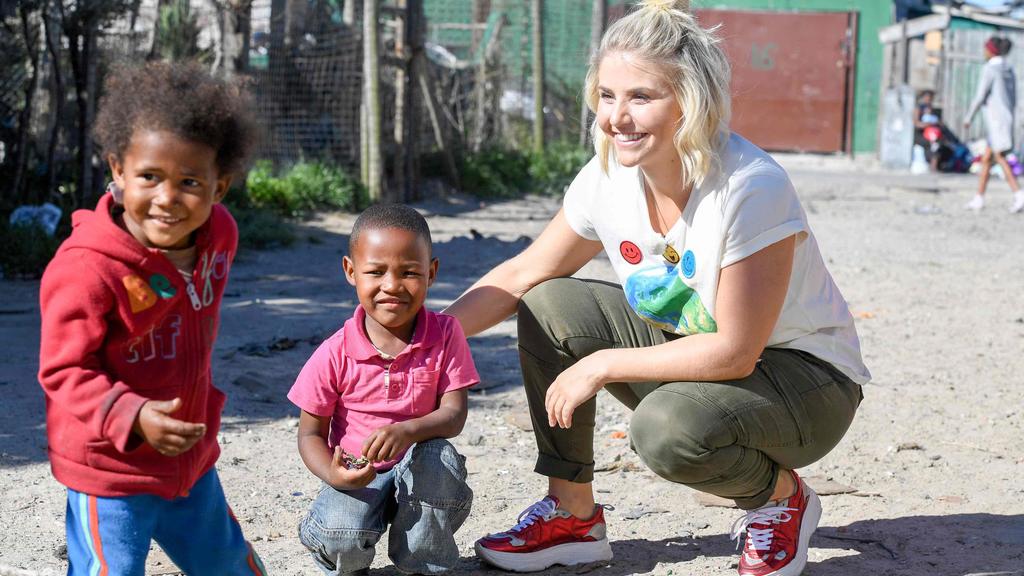Beatrice Egli besucht als Projektpatin für die „Stiftung RTL – Wir helfen Kindern“ den südafrikanischen Township „Capricorn“ nahe Kapstadt.