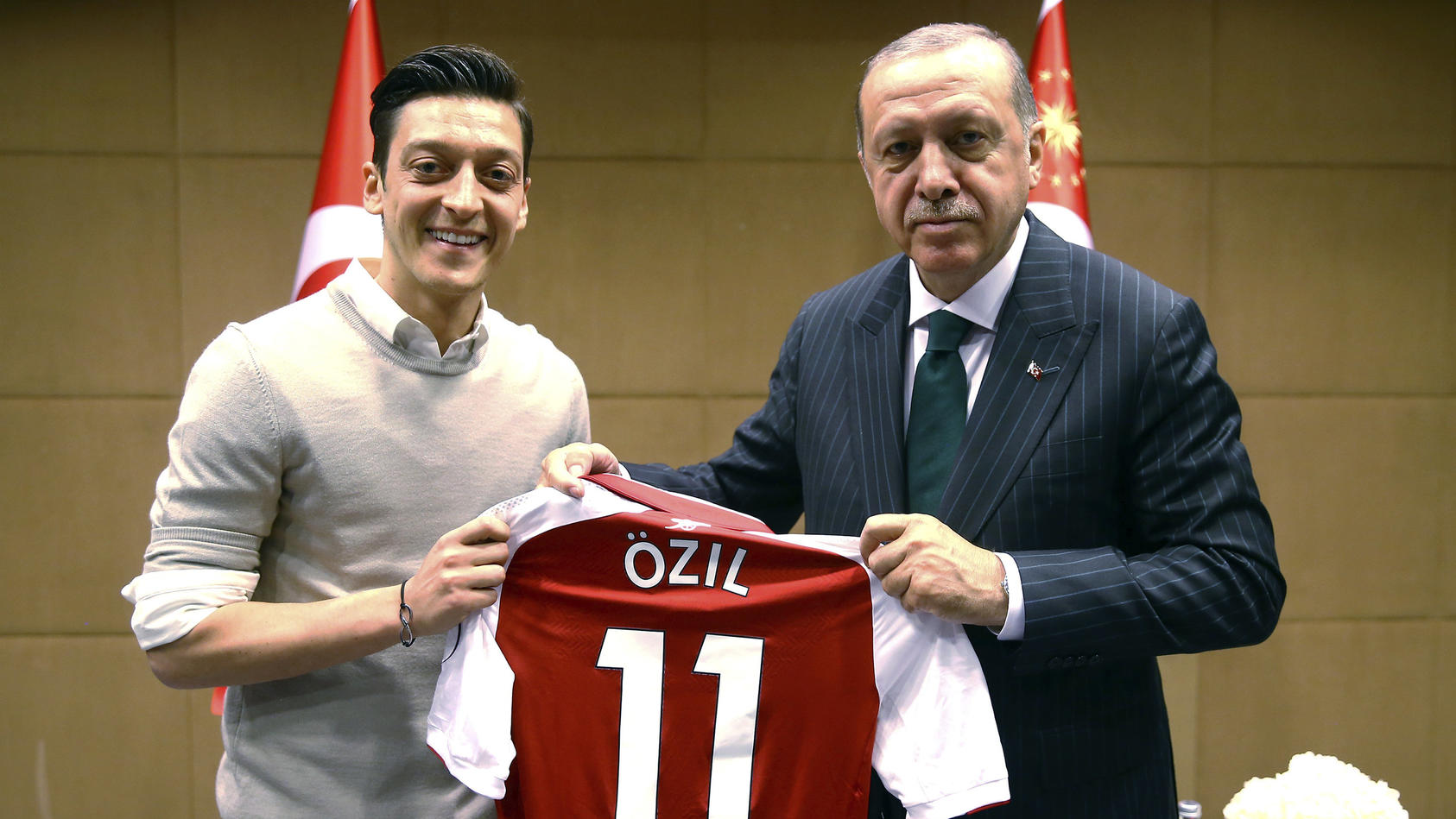 ARCHIV - 14.05.2018, Großbritannien, London: Recep Tayyip Erdogan, Staatspräsident der Türkei, hält zusammen mit Fußballspieler Mesut Özil vom englischen Premier League Verein FC Arsenal, ein Trikot von Özil. Ex-Nationalspieler Mesut Özil hat knapp 1