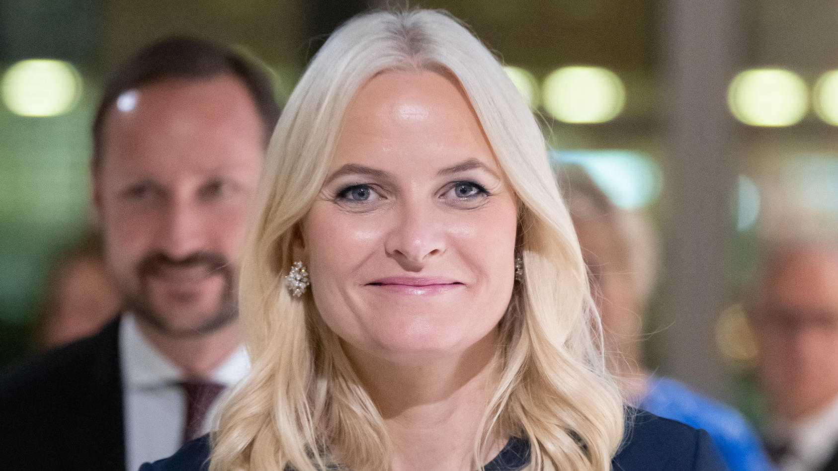 15.10.2019, Hessen, Frankfurt/Main: Kronprinzessin Mette-Marit und Haakon, Kronprinz von Norwegen, besuchen auf der Frankfurter Buchmesse den Gastlandpavillon Norwegens. Norwegen ist in diesem Jahr Gastland der Buchmesse. Foto: Silas Stein/dpa +++ dp