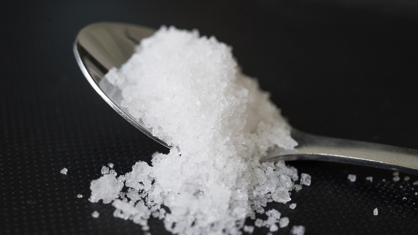 Твердый реагент. Поваренная соль это вещество. Крупинки соли. Сухая соль. Вещества в поваренной соли.