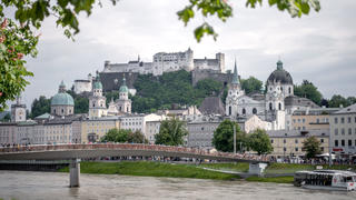 ARCHIV - 30.05.2019, Österreich, Salzburg: Blick auf die Innenstadt von Salzburg. Im neuen Buch «Lonely Planets Best in Travel 2020» ist Salzburg, wo das 100-Jahr-Jubiläum der Festspiele ansteht, die beste Stadt zum Bereisen. (Wiederholung mit verändertem Bildausschnitt) Foto: Sina Schuldt/dpa +++ dpa-Bildfunk +++