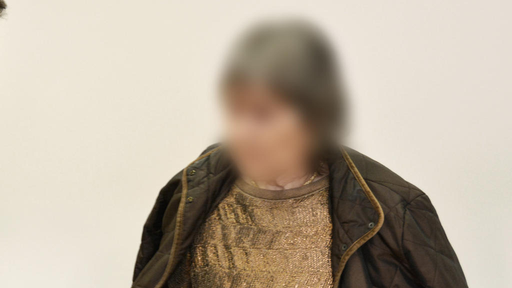 Die 72-jährige Angeklagte betritt mit ihrem Anwalt Matthias Seipel den Gerichtssaal. Die Anklage wirft der mutmaßlichen Sektenchefin Mord an einem damals vierjährigen Jungen vor.