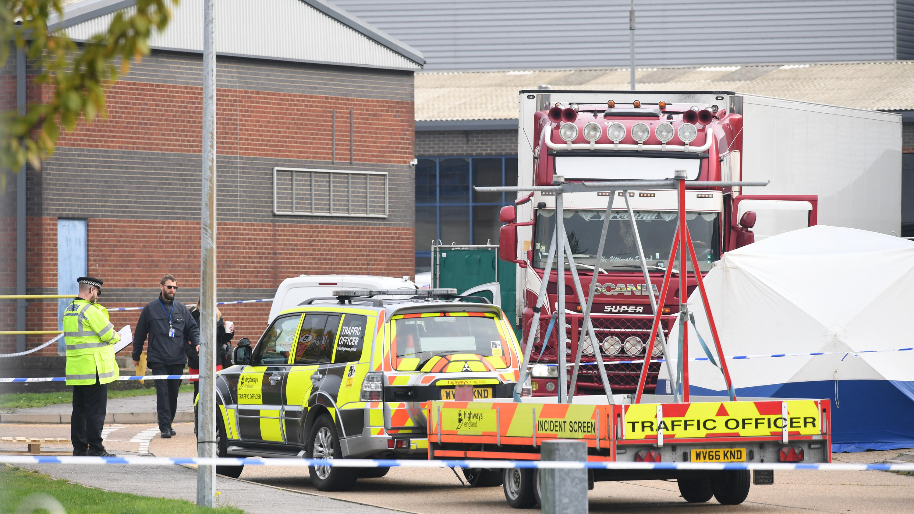 23.10.2019, Großbritannien, Grays: Polizisten arbeiten im Waterglade Industrial Park, nachdem 39 Leichen in einem LKW-Container im Industriegebiet gefunden wurden. Foto: Stefan Rousseau/PA Wire/dpa +++ dpa-Bildfunk +++