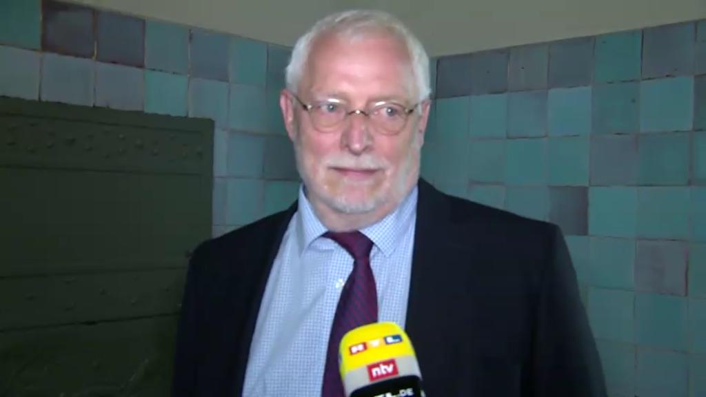 Angeklagt ist Professor Dr. Klaus Vetter (73). 21 Jahre lang ist er Chef der Geburtshilfe im Vivantes-Klinikum Neukölln. Zeitweise Präsident der Deutschen Gesellschaft für Gynäkologie und Geburtshilfe.