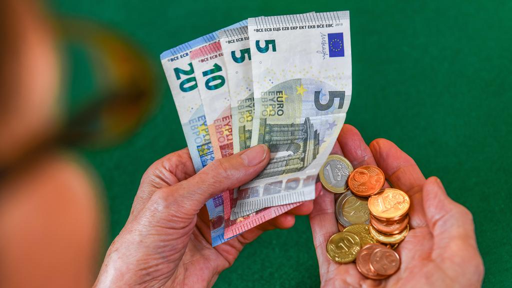 Symbolfoto, Rente, Seniorin, Haende, Geld *** symbol photo pension senior hands money