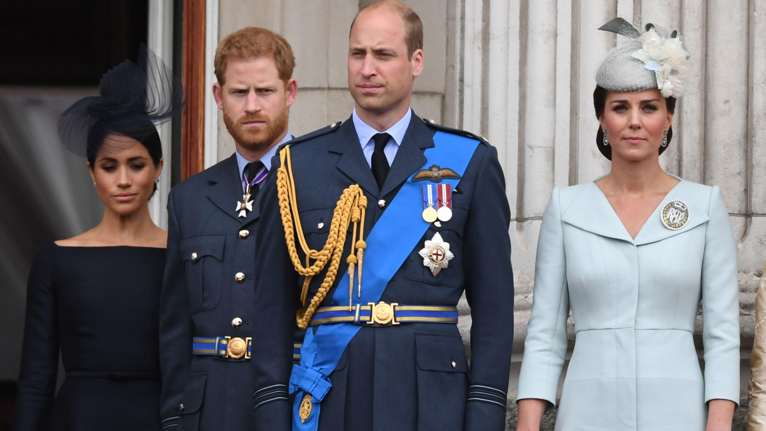 ARCHIV - 10.07.2018, Großbritannien, London: Herzogin Meghan (l-r), Prinz Harry, Prinz William und Herzogin Kate stehen auf dem Balkon des Buckingham-Palasts um eine Luftparade zum 100. Jahrestag der britischen Luftwaffe, die Royal Air Force (RAF), z
