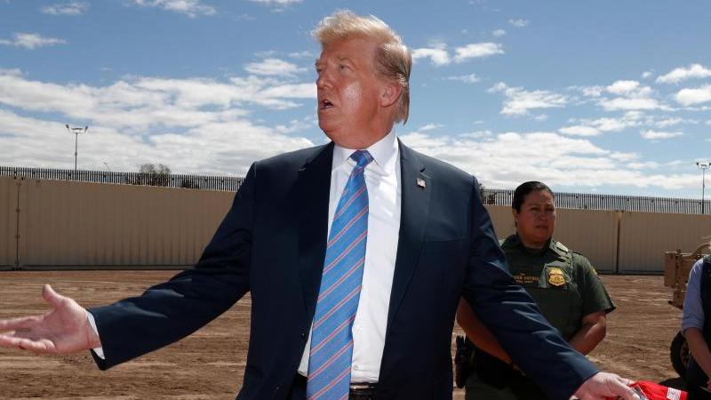 US-Präsident Trump spricht an der Grenze zu Mexiko bei Calexico. Foto: Jacquelyn Martin/AP
