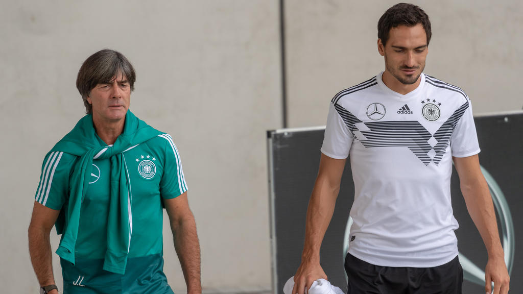 ARCHIV - 04.09.2018, Bayern, München: Bundestrainer Joachim Löw (l) und Mats Hummels während des Trainings der deutschen Fußball-Nationalmannschaft auf dem Campus-Gelände des FC Bayern München. Der Druck auf Fußball-Bundestrainer Joachim Löw wächst.