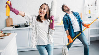 Die lästige Hausarbeit kann man gleich auch noch mit dem Tanzen verbinden