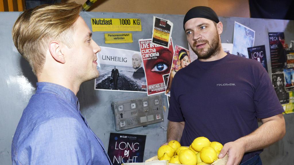 Erik (Patrick Heinrich, r.) ist positiv überrascht, wie unvoreingenommen Lars (Timon Ballenberger) ihm gegenüber ist.