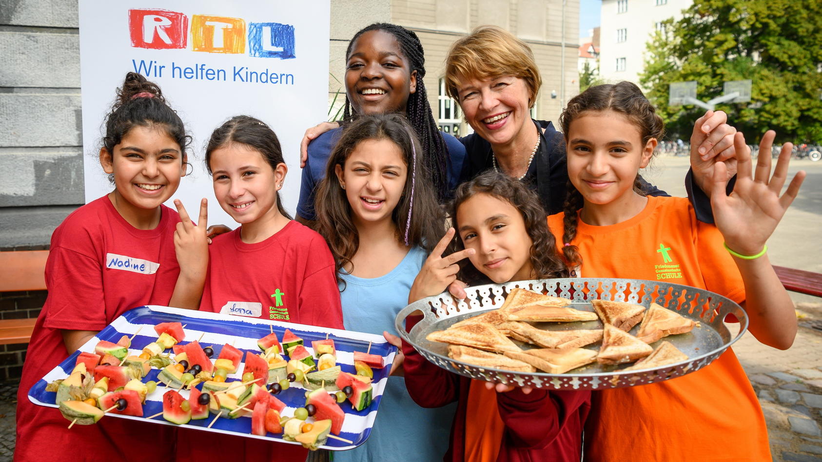 Deutschlands First Lady Elke Büdenbender besucht die „Schülerfirma“ von den „jungen Unternehmerinnen“ der Friedenauer Gemeinschaftsschule in Berlin.