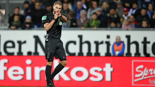 KIEL, GERMANY - OCTOBER 25: Referee Timo Gerach gestures during the Second Bundesliga match between Holstein Kiel and VfL Bochum 1848 at Holstein-Stadion on October 25, 2019 in Kiel, Germany. (Photo by Cathrin Mueller/Bongarts/Getty Images)