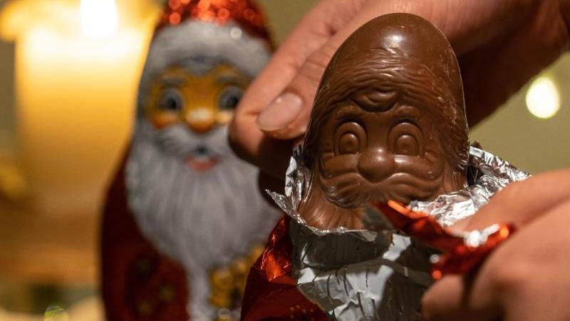 Aus übrigen Schoko-Weihnachtsmännern können Sie leckeren Pudding zaubern.