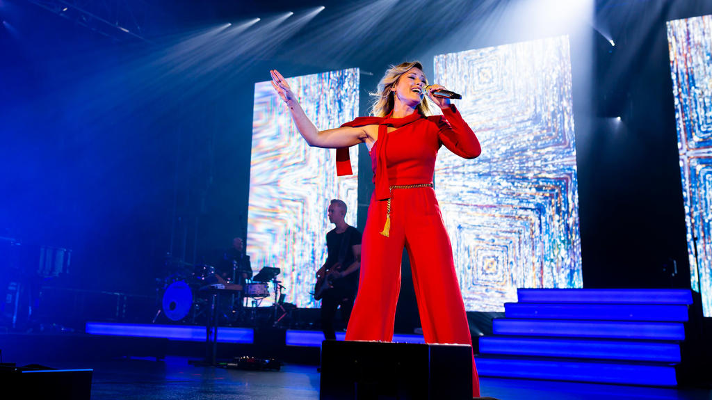Helene Fischer bringt das Festzelt in Burladingen zum Beben – und die Trigema-Mitarbeiter zum Tanzen.