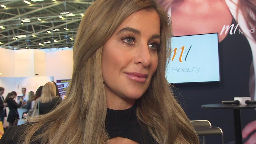 Moderatorin Charlotte Würdig spricht bei den "BUNTE Beauty Days" über ihre eigenen Beauty-Optimierungen.