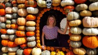 Claudia Oberst bei Mr. Bones Pumpkin Patch.