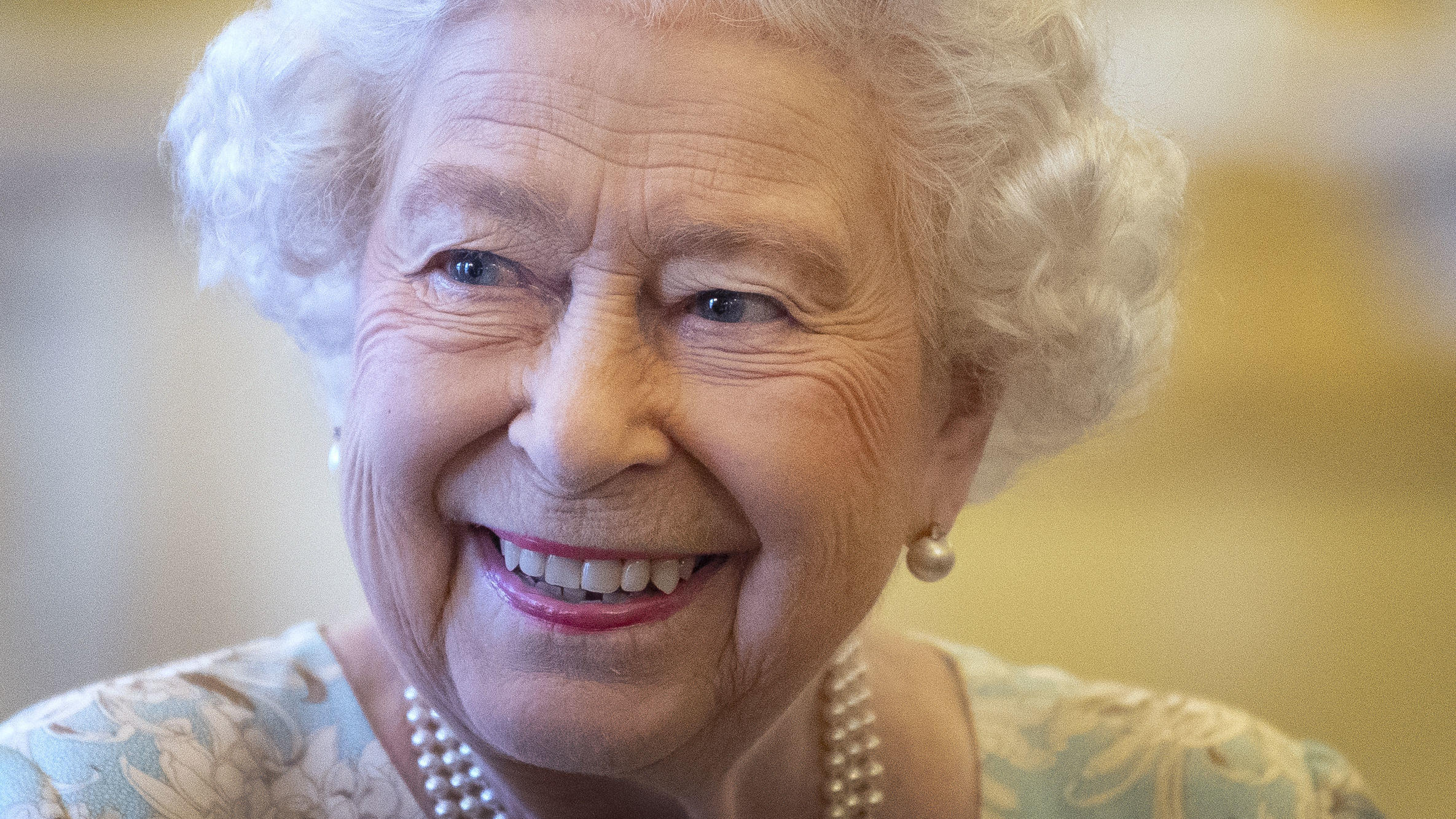 Queen Elizabeth II. dezent geschminkt bei einem Empfang im Buckingham Palast.