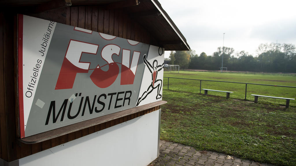 Bei einem Spiel des FSV Münster schlug ein Spieler den Schiedsrichter zu Boden