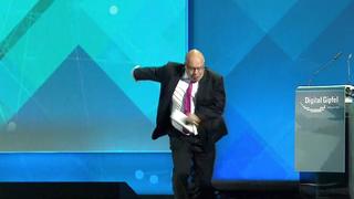 Wirtschaftsminister Peter Altmaier stürzt bei Digital-Gipfel von der Bühne