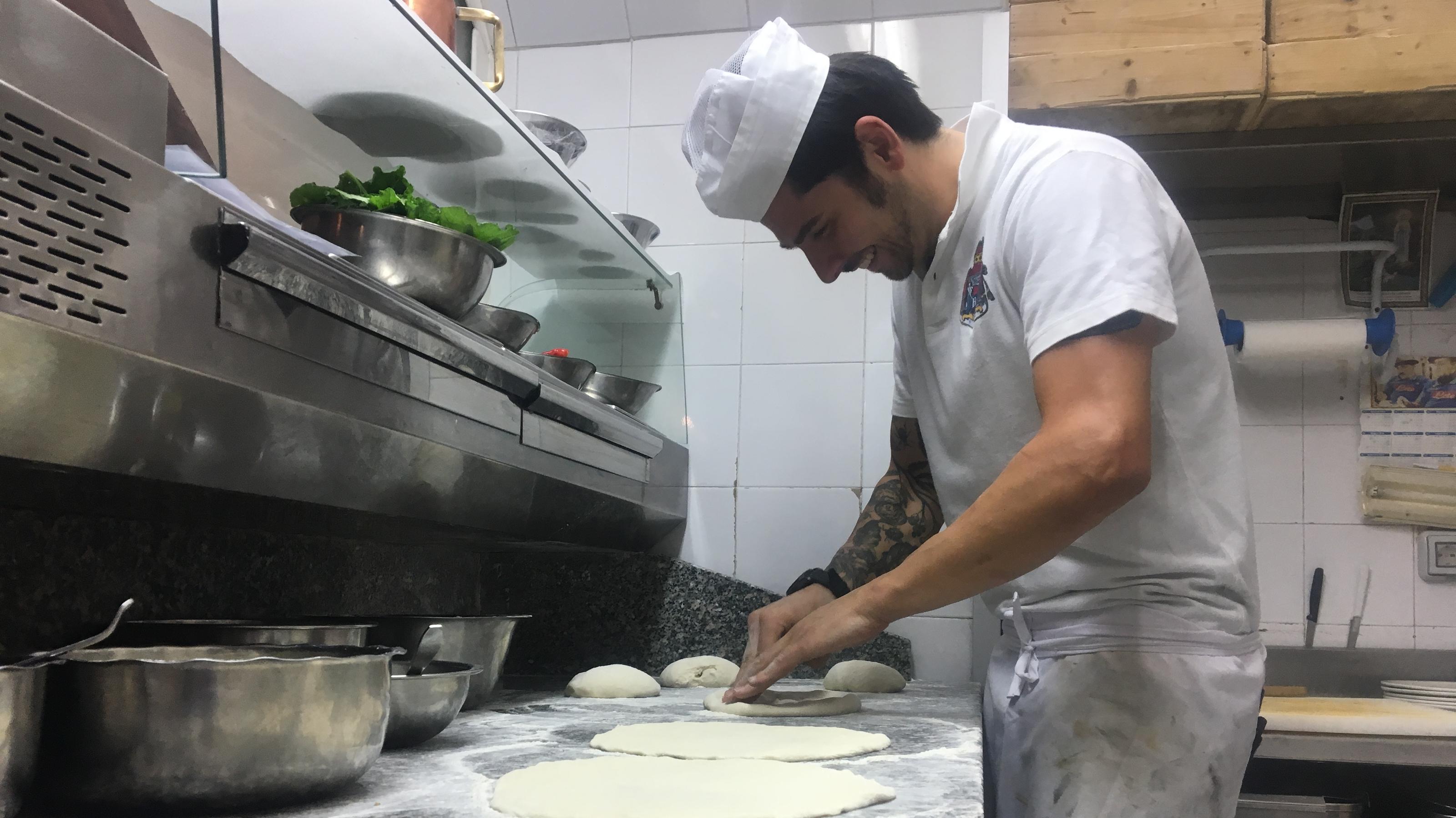 Da konnte er noch lachen. Nenad Mlinarevic hat schon einen Tag vorher seinen Pizzateig vorbereitet - ein großer Fehler, wie sich im Nachhinein herausstellte.