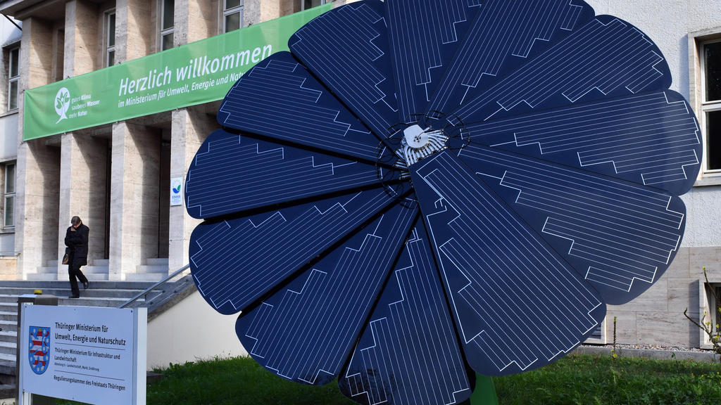 29.10.2019, Thüringen, Erfurt: Vor dem Haupteingang des Thüringer Umweltministeriums steht eine Solaranlage in Form einer Sonnenblume. Die Solarsonnenblume steht nach Angaben des Bundes der Steuerzahler die meiste Zeit im Schatten. Foto: Martin Schut