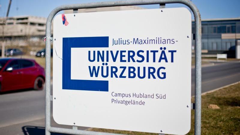 Ein unbekannter Mann sorgt an der Universität in Würzburg für Unruhe.